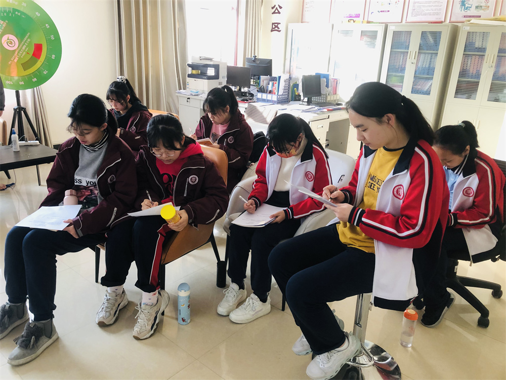 同学们边听边认真做笔记.jpg