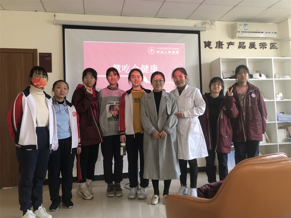 同学们与杨巧丽大夫和阴羡老师合影.jpg