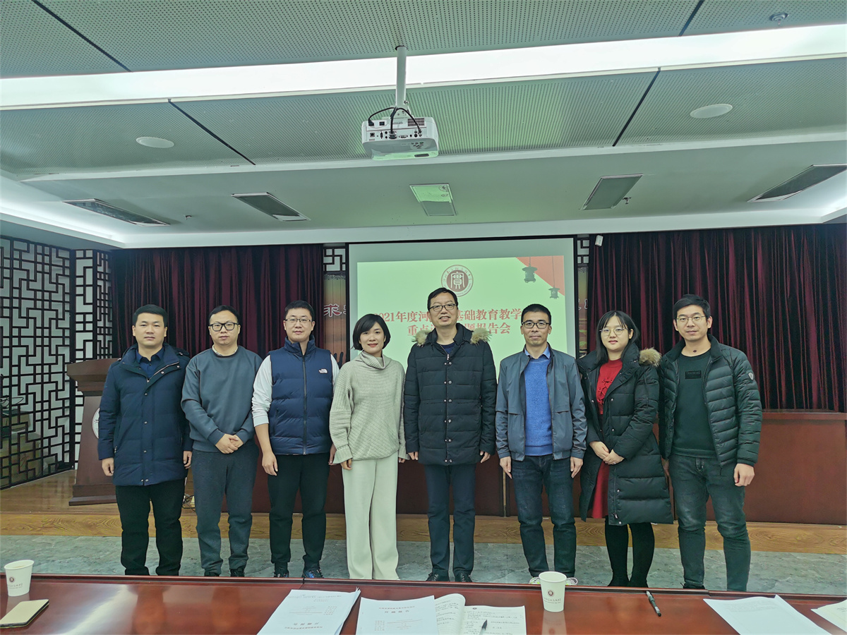 课题组成员与教科研专家合影.jpg