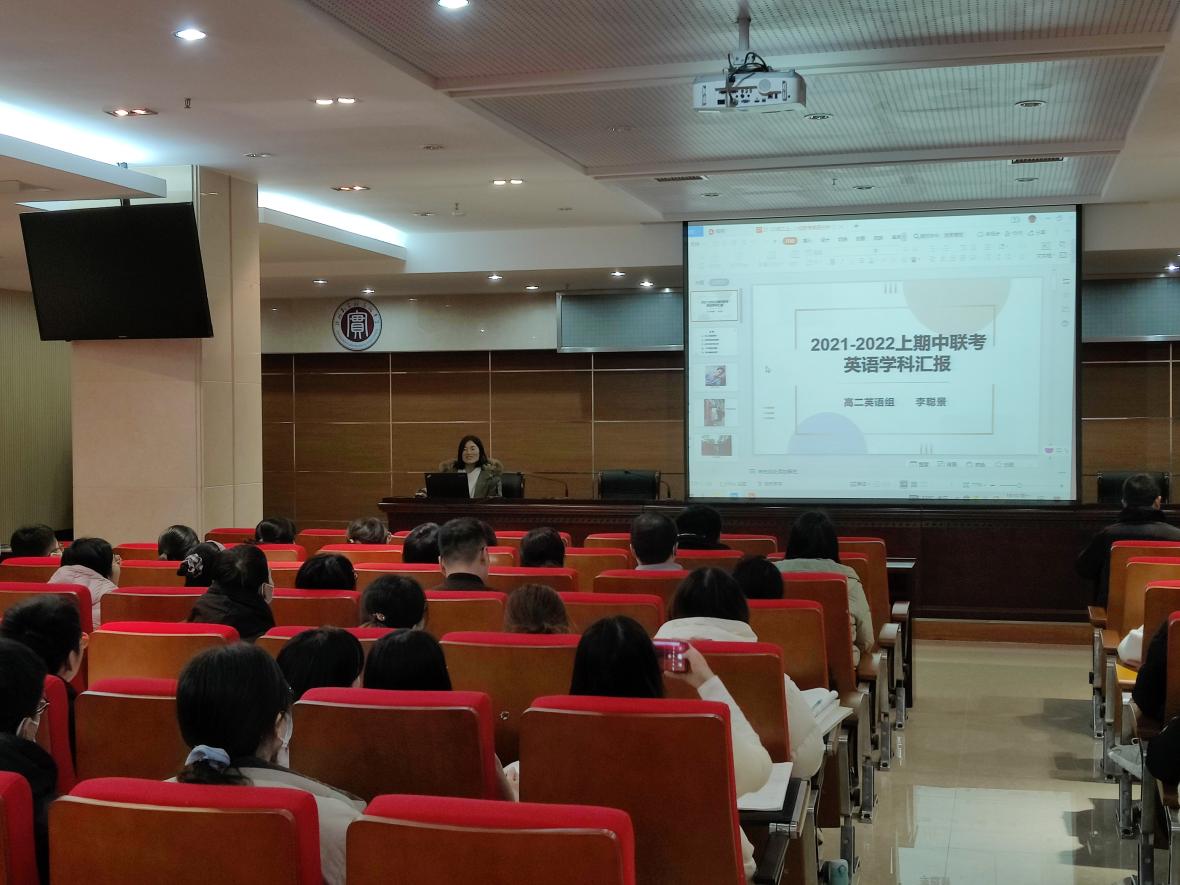 李聪景老师作为优秀教师代表发言.jpg