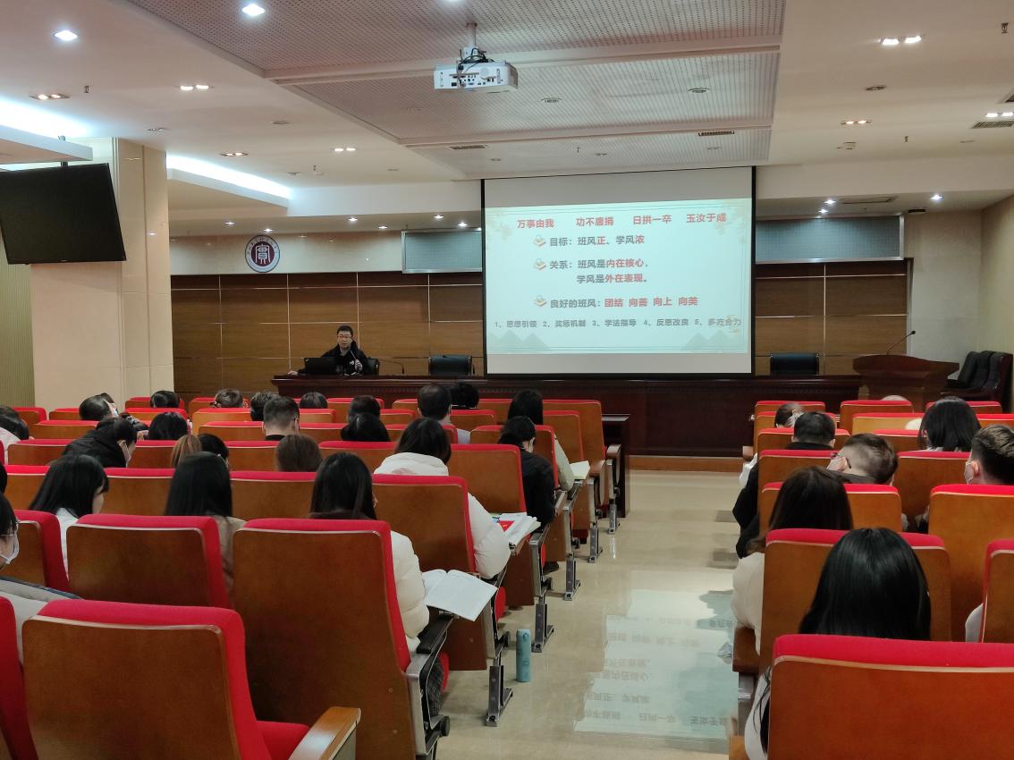 康石磊老师作为优秀班主任代表发言.jpg