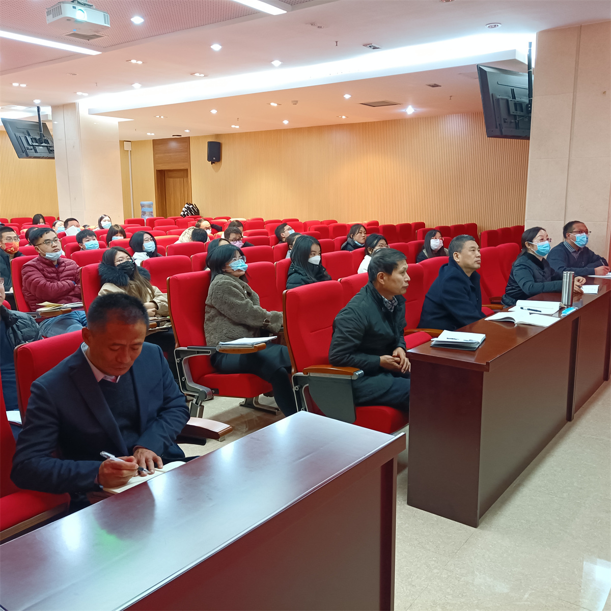 在场班主任认真听会.jpg