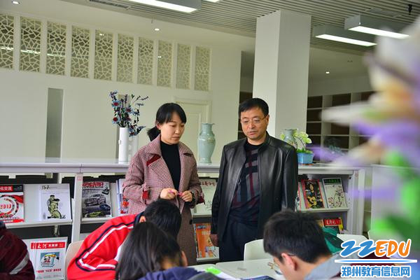 郑建华与校本课老师亲切交谈