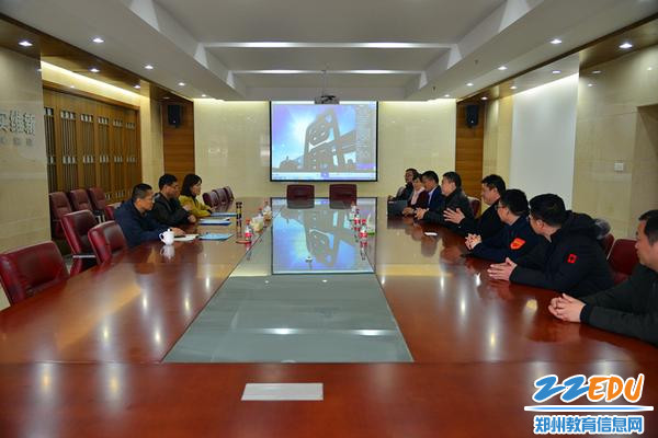 市工会领导在市实高领导陪同下观看学校纪录片