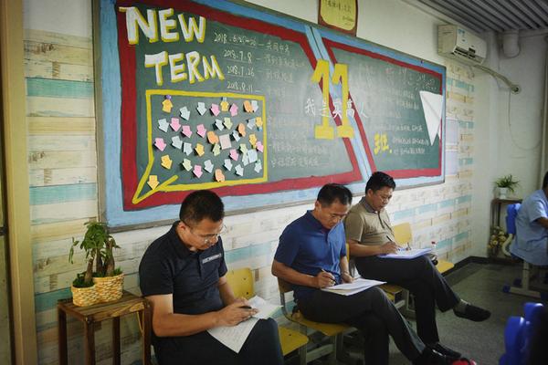 道德课堂诊断小组到教室听课