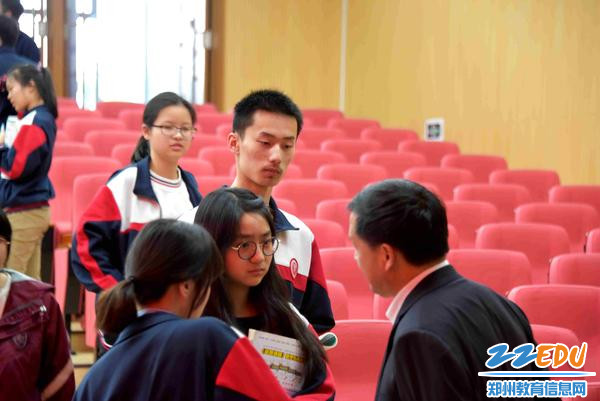 讲座后同学们围着袁教授问问题