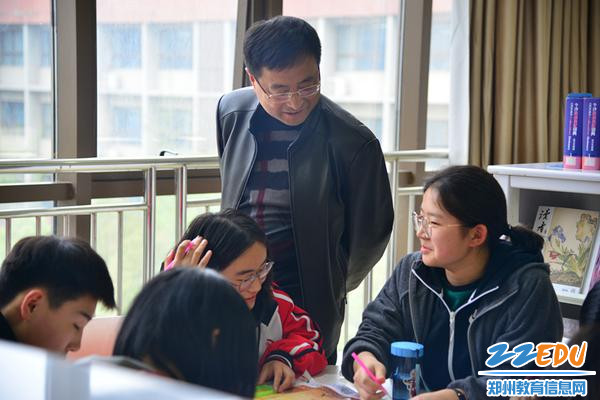 郑建华与学生亲切交谈