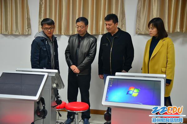 校党委书记陪同市工会领导参观安全教育基地