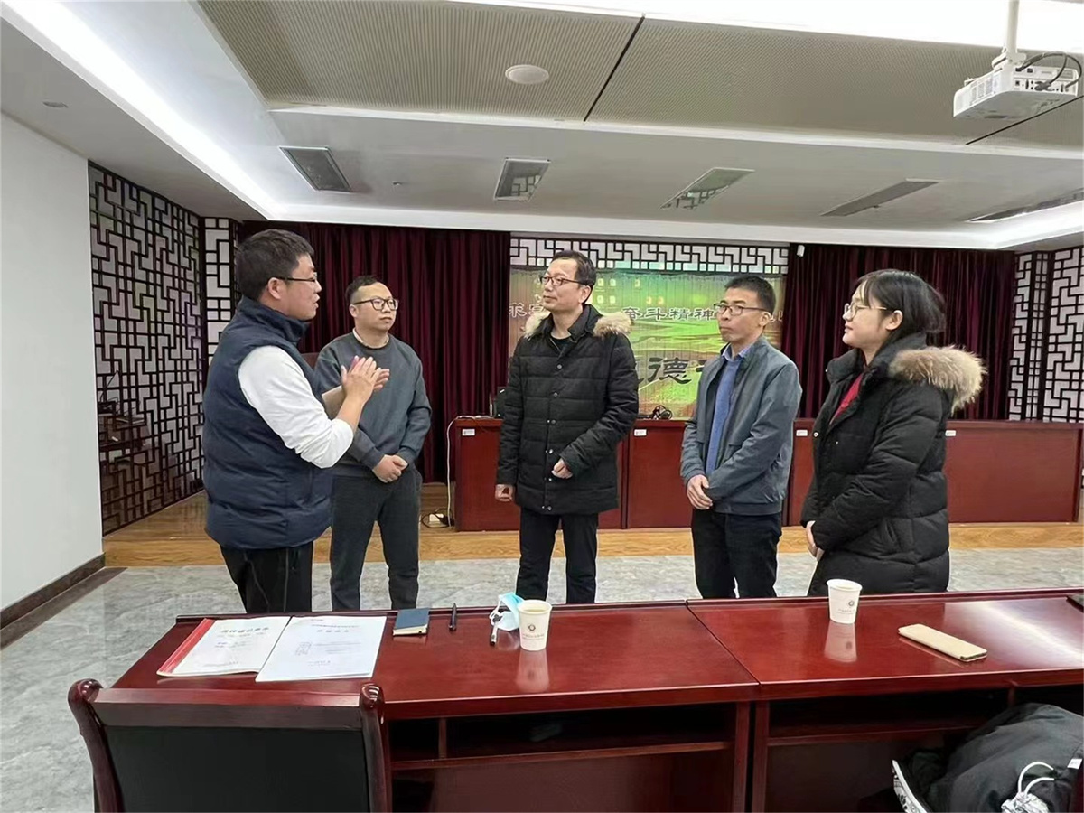 会后与专家交流.jpg
