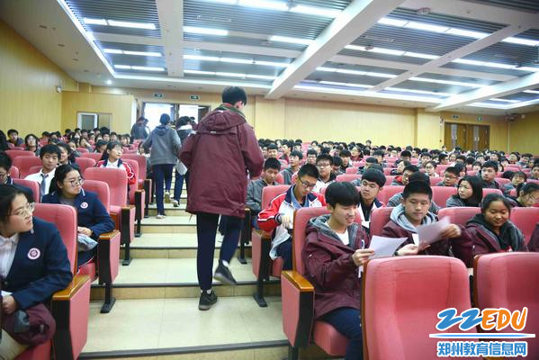 3、工作人员分发选票