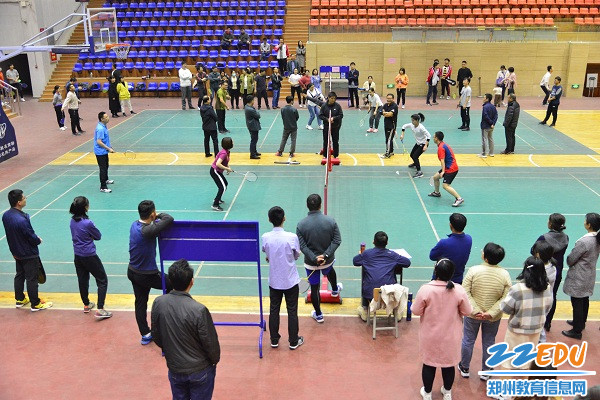 激烈的羽毛球比赛现场