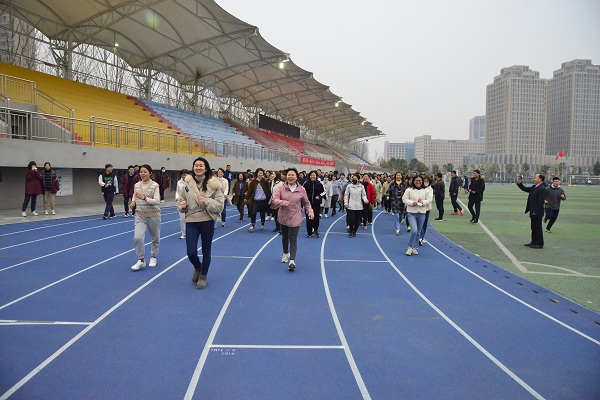 全员参与的健步走活动.jpg
