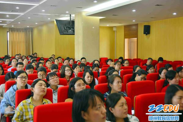 实验高中教师认真学习