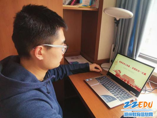 团委干事参与团课学习