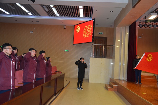 胡兆亭老师带领宣誓.JPG