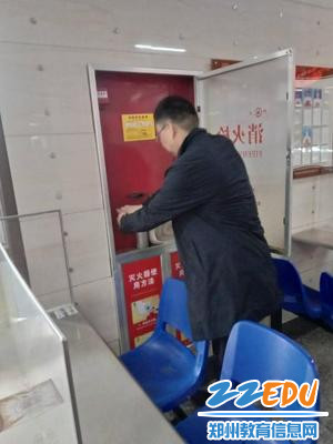 杨校长动手检查消火栓