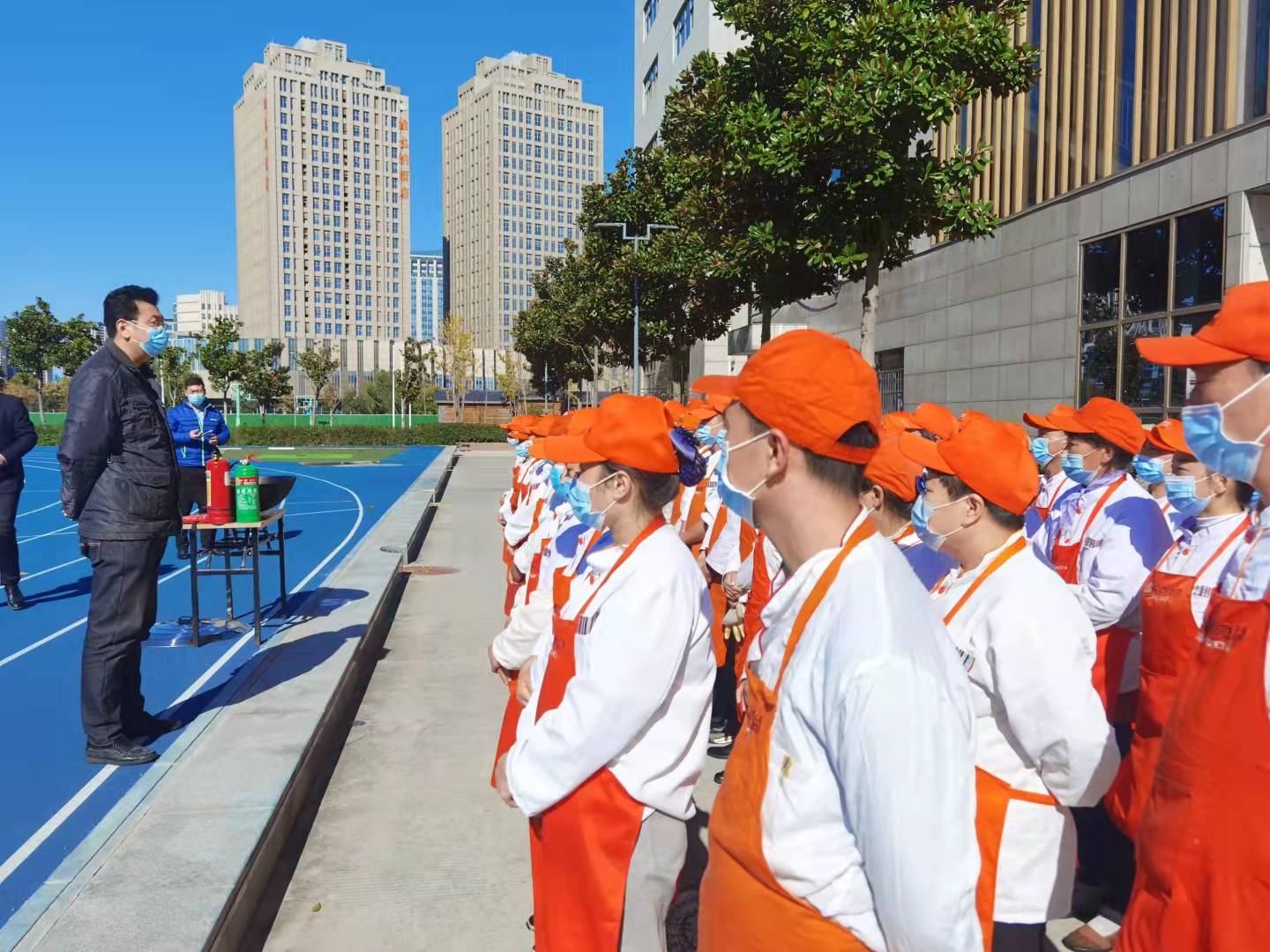 总务处主任陈渊对餐厅工作人员进行消防安全知识培训.jpg