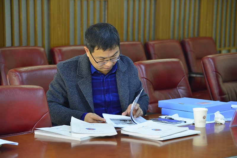 检查人员认真查阅资料.JPG