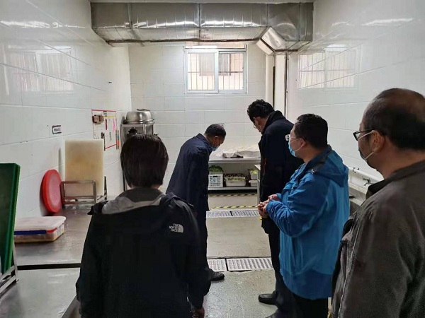 市场监管局检查餐厅后厨.jpg