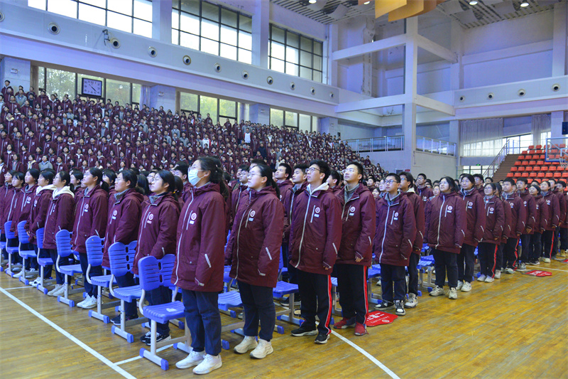 郑州市实验高中高一年级转段大会在国歌中拉开帷幕.jpg