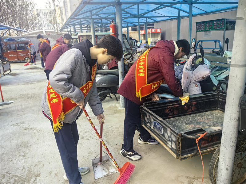 志愿者在社区清扫道路、摆放车辆.jpg