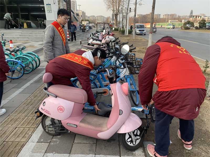 志愿者们整理、摆放共享单车.jpg
