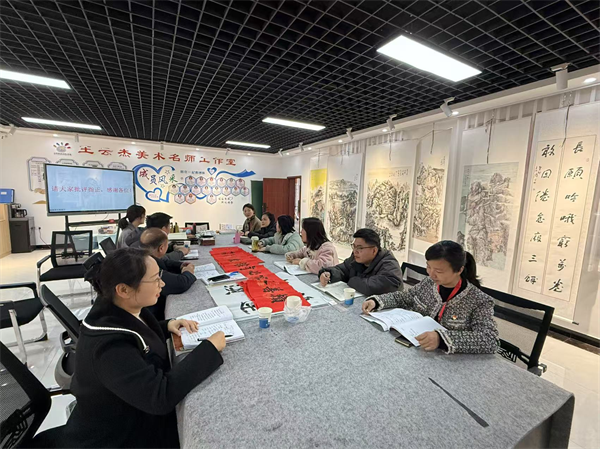 政治组评课研讨.png