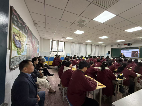 李超校长认真听课.png