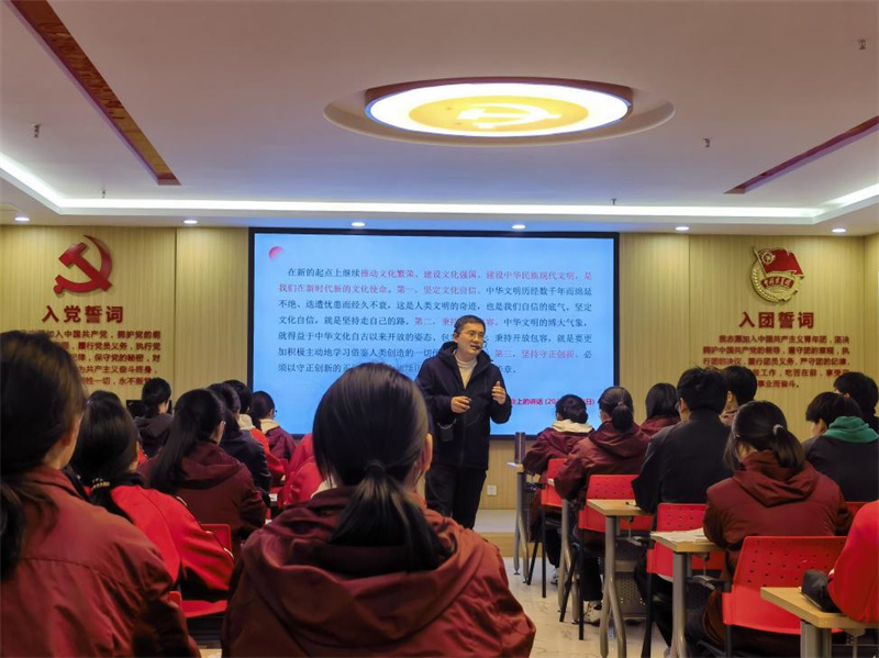 思政课上王卫曾老师生动有趣的讲解.jpg