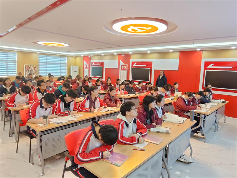 同学们专心汲取思政课养分.jpg