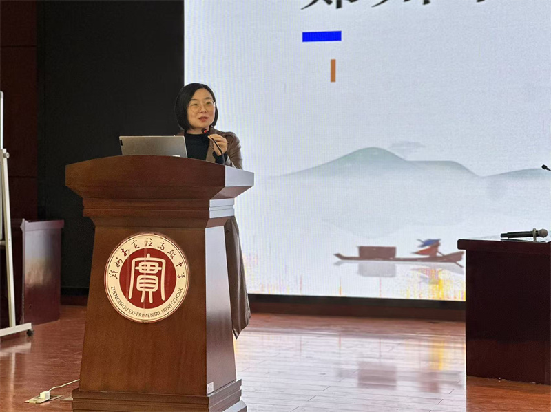 郑州市外语学校高一年级备课组长李燕芳老师对此次课进行点评.jpg