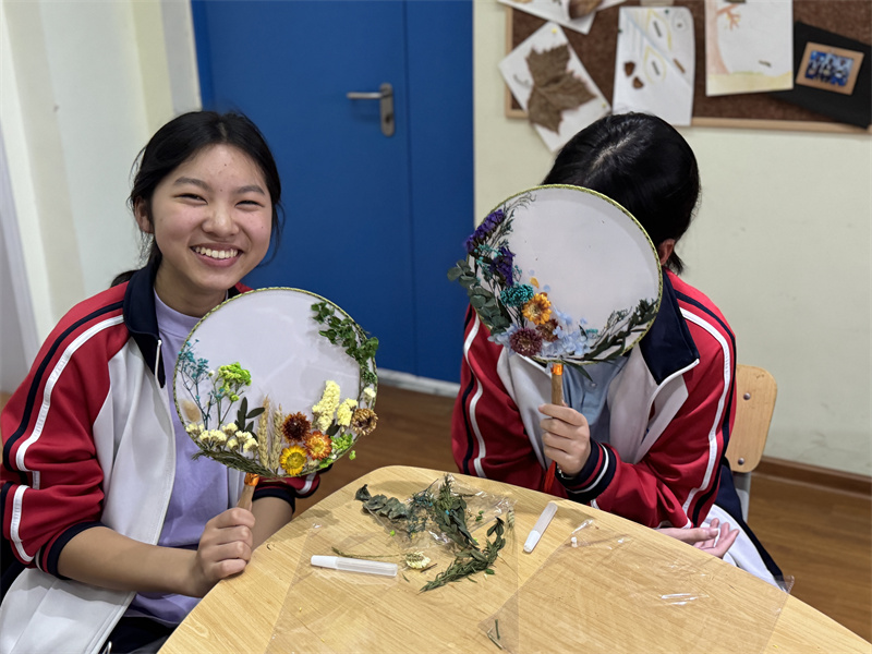 社员开心地展示自己的作品.jpg