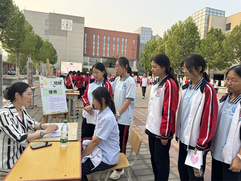 同学们到自己感兴趣的职业摊位前参加模拟面试活动.jpg