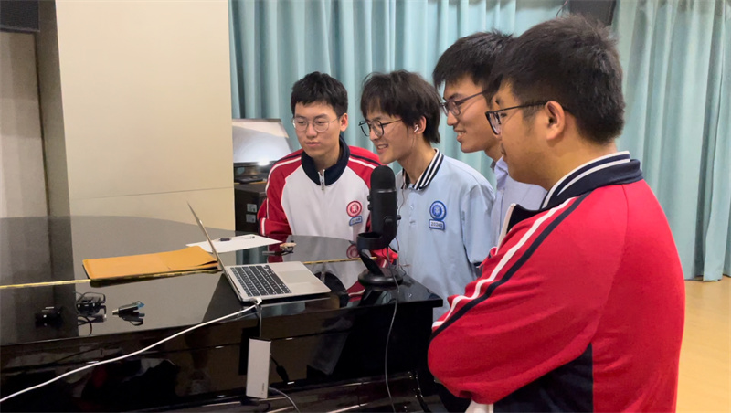 配音社同学沉浸录音中.jpg