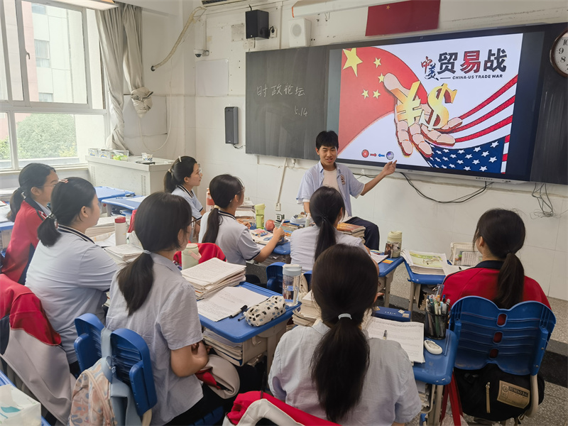 学生进行时政论坛展示.jpg