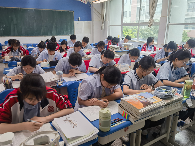 学生进行时政知识竞赛2.jpg
