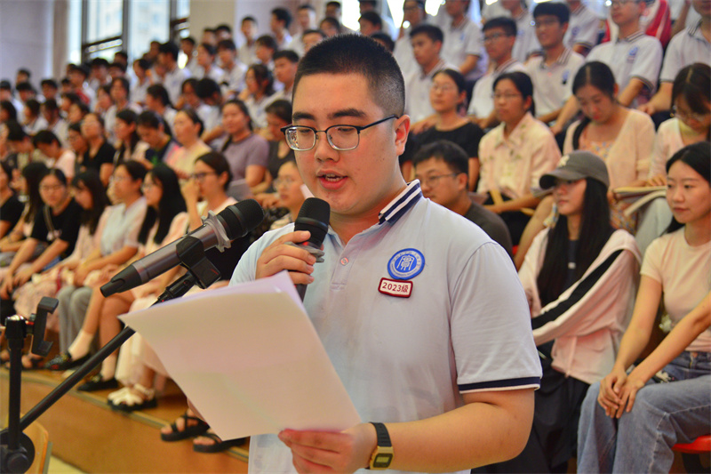 学生代表2023级创新一班杨煜轩同学发言.jpg
