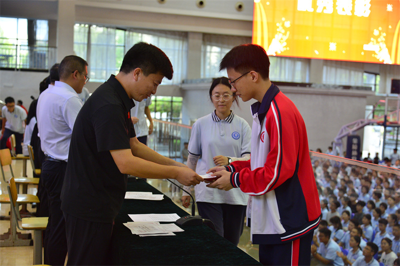 学校领导为同学们颁发奖状.jpg