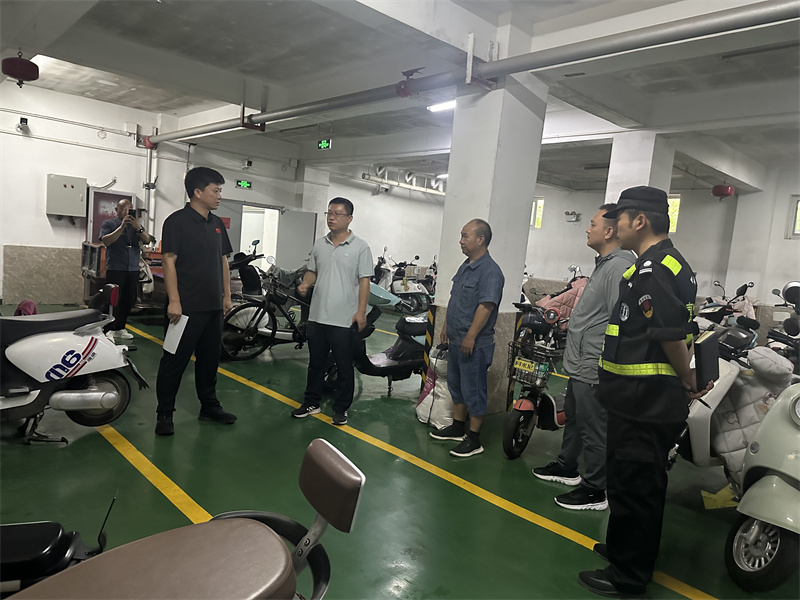 黄坦书记带领排查小组查看地下车库.jpg