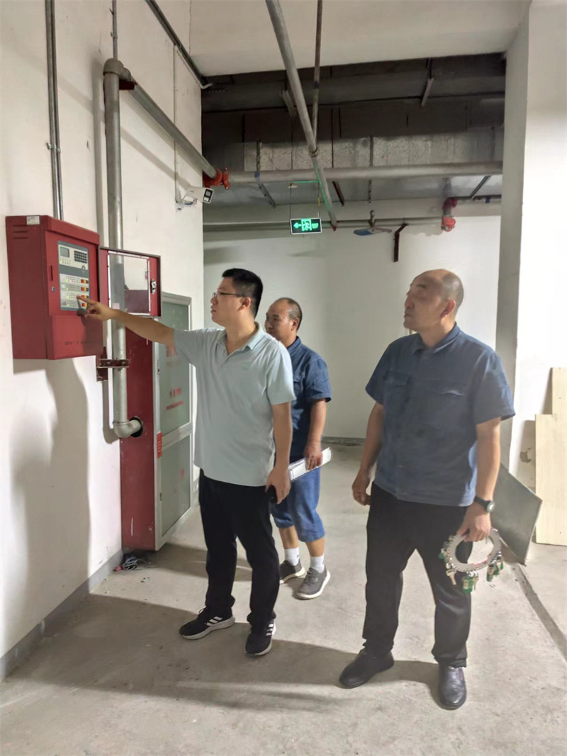 总务处副主任冯凯排查消防设施.jpg