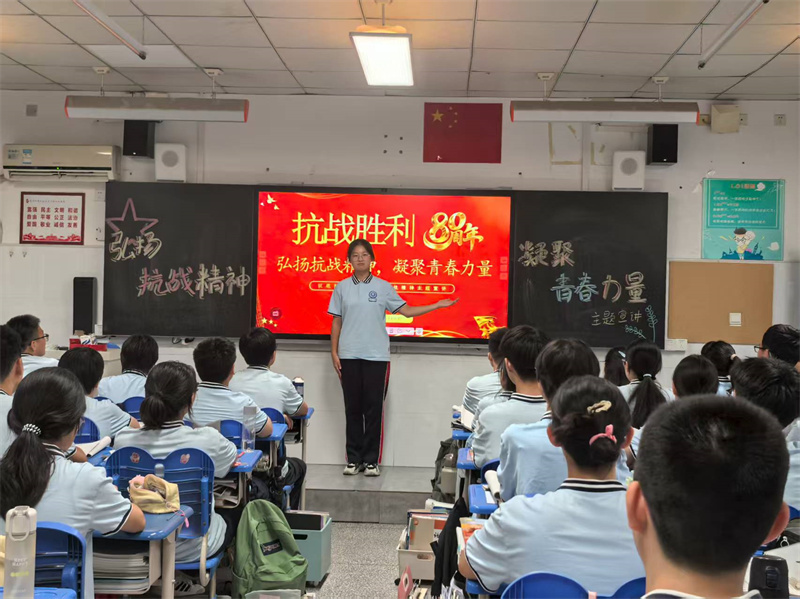 学生进行弘扬抗战精神主题宣讲.jpg