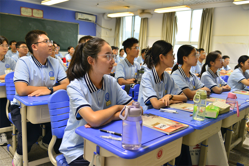同学们聚精会神观看九三阅兵仪式.jpg