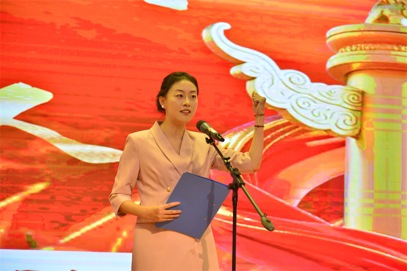 李淑瑶老师动情演绎“在时代的讲台上点亮希望之光”.jpg