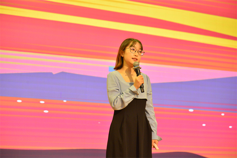 王思衡老师动情的演讲“何以为师”.jpg