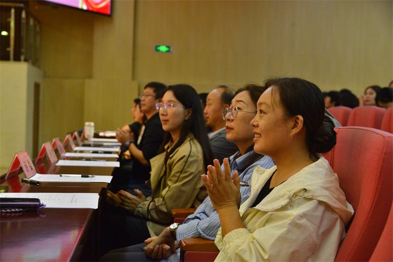 评委老师们被选手们精彩演讲深深吸引.jpg