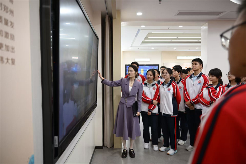 同学们在讲解员的带领下了解宪法意义.jpg