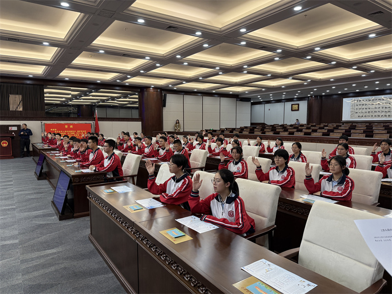 同学们在模拟立法活动中模拟举手表决.jpg
