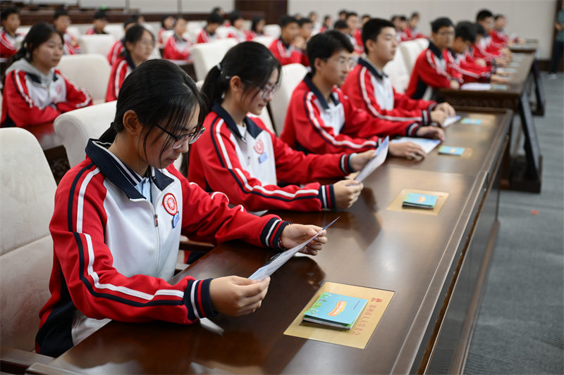同学们在模拟立法活动中认真阅读相关资料.jpg