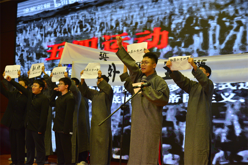 实验五班精彩演绎《青春与梦想》.jpg