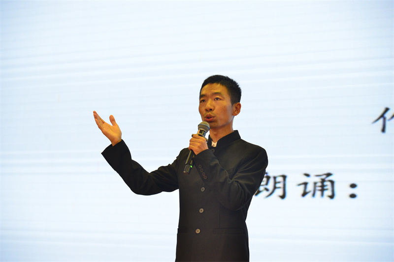 闫立凯老师深情朗诵“人民万岁”.jpg